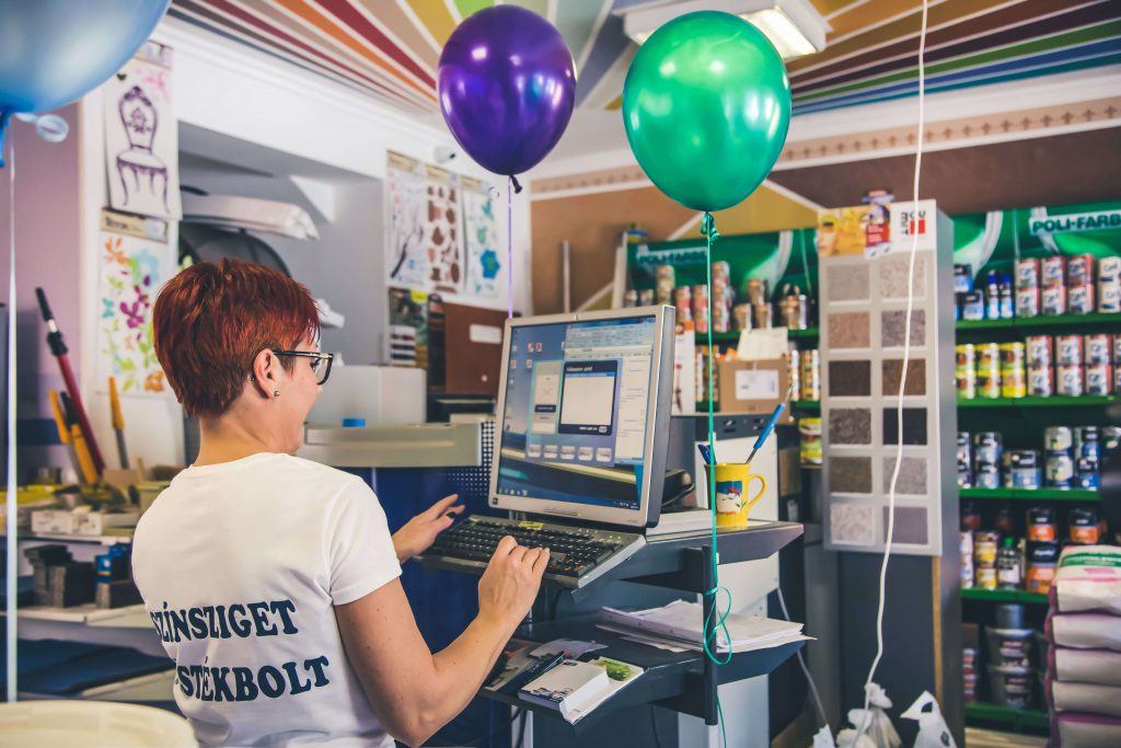Gépi színkeverés a Színsziget festékboltban