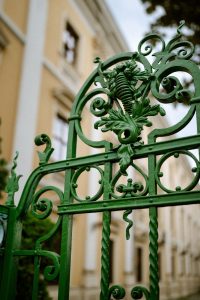 Frissen, zöldre festett kovácsoltvas fémkerítés – fémfelület festése otthon