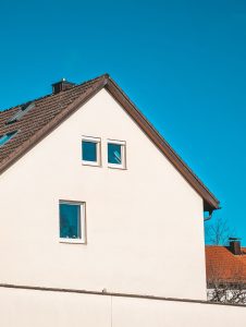 Frissen festett, modern családi ház homlokzata – homlokzatfestés
