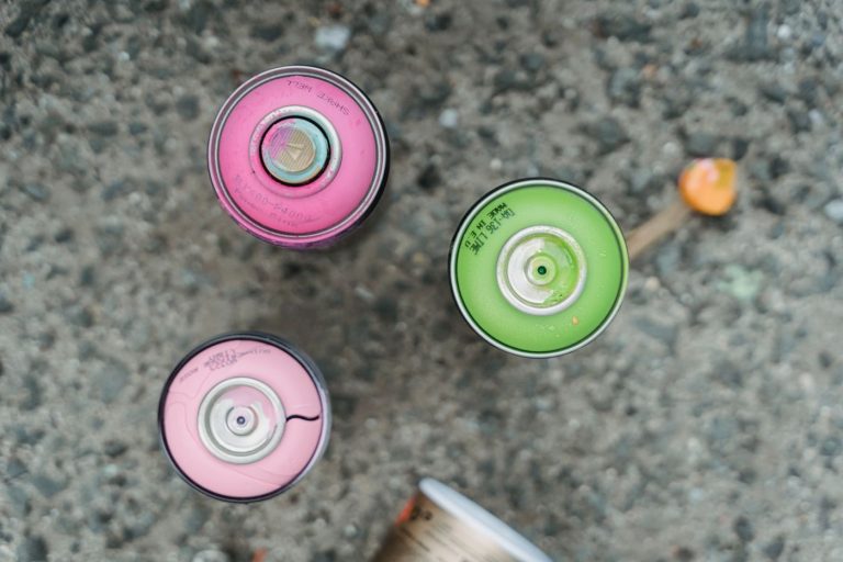 Színes spray festék flakonok felülnézetből – spray festés fémre, autóra, kádra